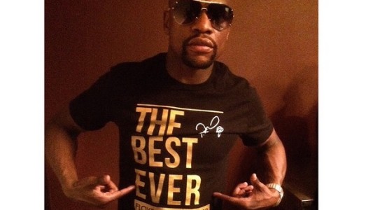 Floyd Mayweather duerme con cuatro mujeres