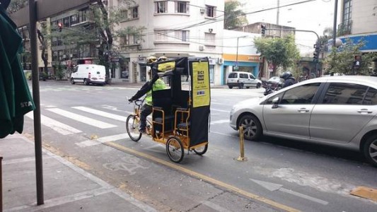 Tras la aparición de la bici-taxi en Capital, taxistas se declararon en estado de "alerta y movilización"