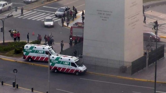 Intentó cumplir su sueño de subir al Obelisco, se asustó y tuvieron que rescatarlo