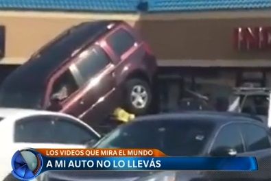 "Guerra" entre auto y grúa, el primer violín 3D y más videos que mira el mundo