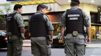 Le cortaron dos dedos a un gendarme para robarle