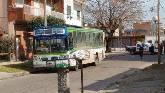 Bajó del colectivo, quedó enganchada a la puerta y murió aplastada