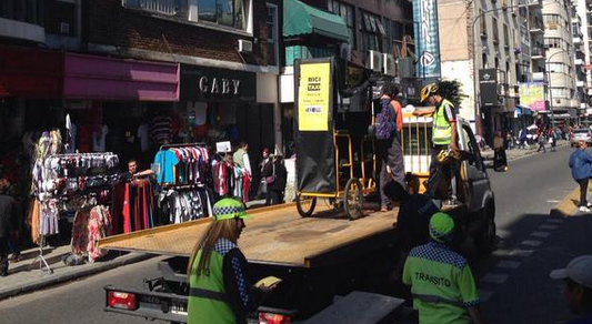 Duró poco: agentes de tránsito retuvieron la "bici-taxi" porteña