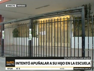 Una madre amenazó con un cuchillo a su hijo en la puerta de la escuela