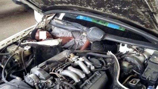 Trataron de entrar a España escondidos en el motor de un auto
