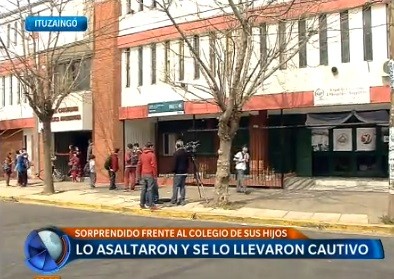 Ladrones lo sorprendieron frente al colegio de sus hijos y se lo llevaron cautivo