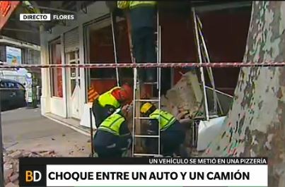 Un vehículo, adentro de una pizzería