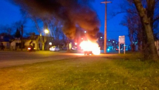 Relatos Salvajes: prendió fuego el auto para que no se lo lleven los inspectores