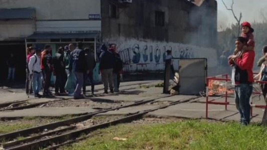Tras la muerte de un chico que cayó de edificio, cortan vías del tren Belgrano Sur