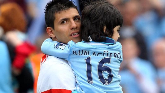#LaManitoDeDios: El hijo de Gianinna Maradona y el Kun Agüero imitó el gol de Diego