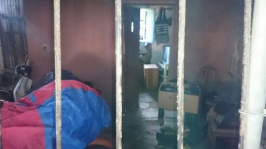 Encerró en una jaula a su hijo y a su esposa durante 6 años