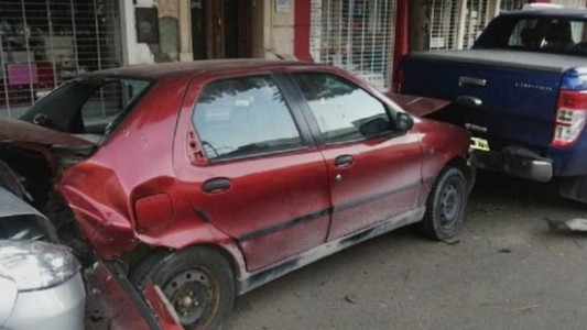 Estaba borracho, se quedó dormido y chocó a tres autos