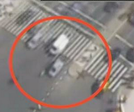 Cruzó la 9 de Julio con el semáforo en rojo, lo atropellaron y se salvó de milagro