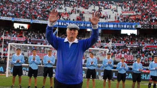 Asaltaron al gran Amadeo Carrizo y le pegan un culatazo en la boca