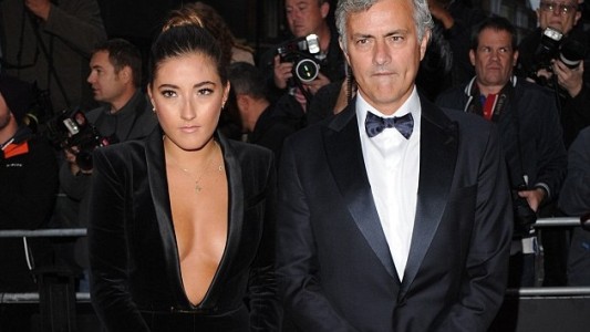 Invitaron a Mourihno a una premiación pero el escote de su hija se llevó todas las miradas