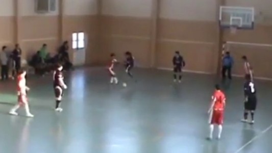 Santa Cruz: la violenta patada en el futsal que se transformó en viral