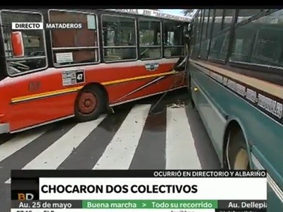 Choque de colectivos en Mataderos