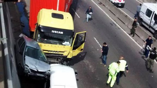 Un camión fuera de control chocó 10 autos en la Panamericana