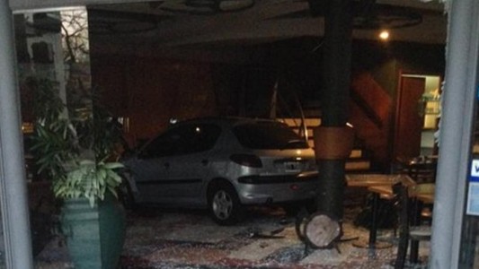 Se metieron con el auto en el bar y huyeron: "Venimos a desayunar"