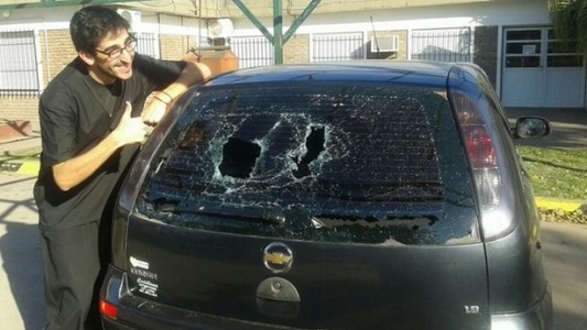 Despechada, rompió a mazazos el auto de un médico pensando que era el de su ex