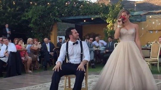 #EsViral : el mago que sorprende con un truco a la novia en su propia boda