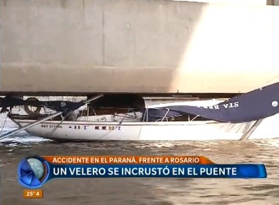 Un velero se incrustó en un puente en el río Paraná