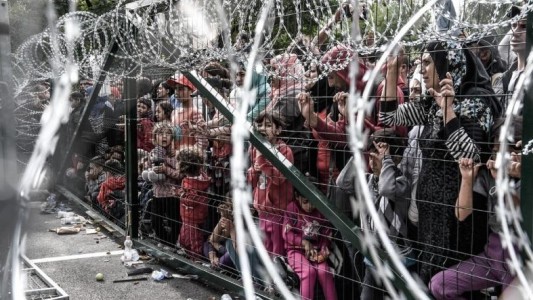 Por la suspensión de trenes, miles de refugiados parten a Alemania a pie