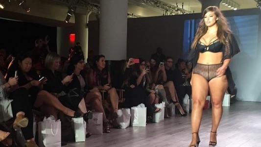 Ashley Graham, la modelo "extra large" que sedujo a la Semana de la Moda de New York