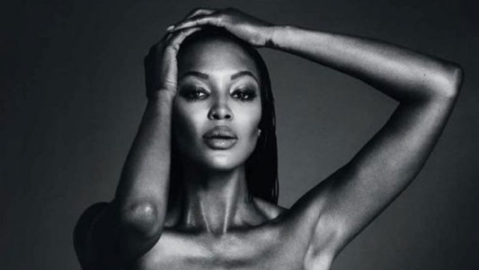 La foto de Naomi Campbell en topless que Instagram censuró
