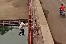 India: un policía estuvo a punto de morir por salvar a suicida en un puente