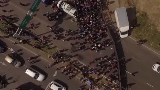 Video muestra el desesperado intento de los inmigrantes por cruzar la “muralla europea”