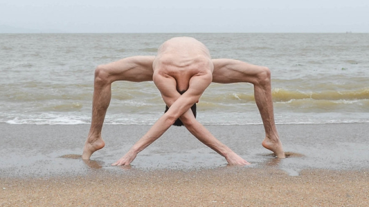 El talentoso contorsionista que logra poses “alienígenas”