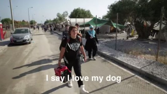 El joven que escapa de Siria junto a su perrita