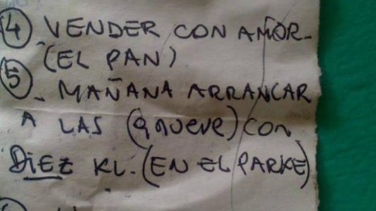 Vende con amor el pan y los vecinos lo buscan para darle una mano