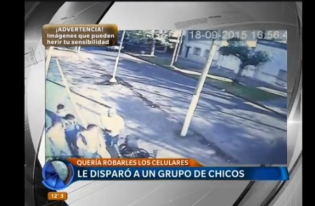Motochorro dispara a un grupo de chicos para robarles el celular