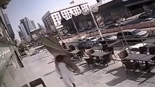 Un hombre casi muere decapitado por un panel de vidrio