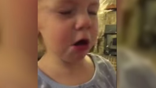 Niña de dos años estalla en llanto cuando su papá le dice que no puede tener novio