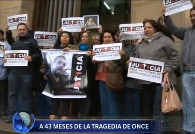 A 43 meses de la tragedia de Once, familiares se concentraron en Comodoro Py