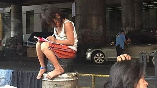 La imagen de una nena estudiando en la calle que conmovió a todos