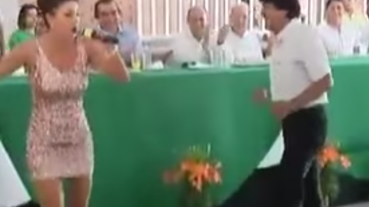 El "baile del cuello" de Evo Morales que causa furor en la web