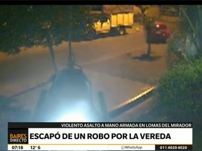 Escapó de un robo con su auto por la vereda