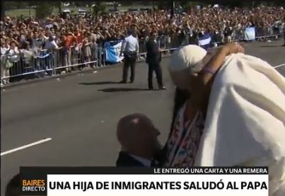 Fuera de protocolo: Francisco frenó el papamovil para saludar a una chica hispana que burló la seguridad