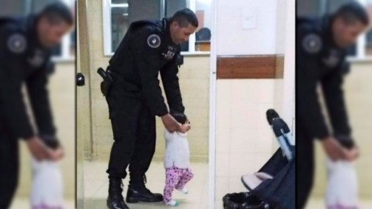Foto conmovedora: un policía cuidando a una nena beba que estaba sola en un hospital