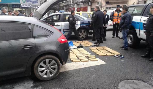 Se le incendiaba el auto, escapó y abandonó un cargamento de marihuana