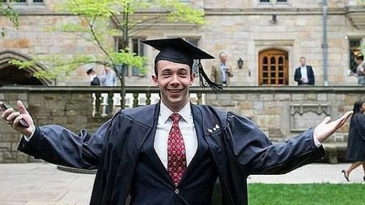 Hizo un trío, apuñaló a su amigo, y murió tras saltar de una ventana