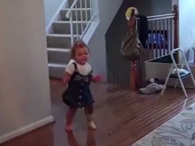 La alegría de una nena con un pie amputado cuando camina por primera vez