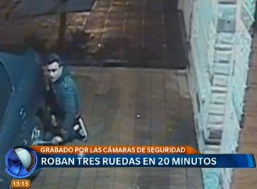 Video: se robaron tres ruedas en 20 minutos