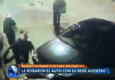 Video: le robaron el auto con su bebé adentro