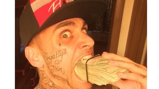 Detienen a una pareja que robó un banco y colgó las fotos del botín en Facebook