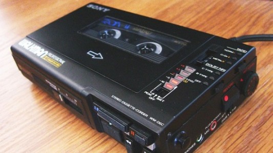 Así reacciona un grupo de chicos que ve un walkman por primera vez